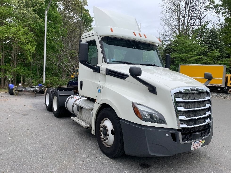 Day Cab Tractor-Heavy Duty Tractors-Freightliner-2019-T12664ST-Franklin-MA-392,312\n\t\tmiles-$ 34,250 - Image 1