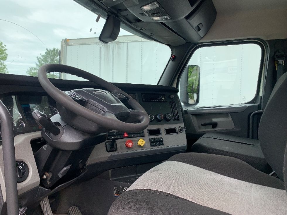 Day Cab Tractor-Heavy Duty Tractors-Freightliner-2019-T12664ST-Franklin-MA-392,312\n\t\tmiles-$ 34,250 - Image 10