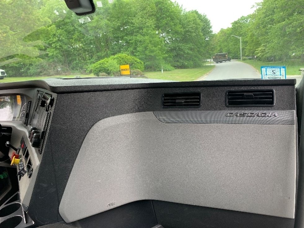 Day Cab Tractor-Heavy Duty Tractors-Freightliner-2019-T12664ST-Franklin-MA-392,312\n\t\tmiles-$ 34,250 - Image 13