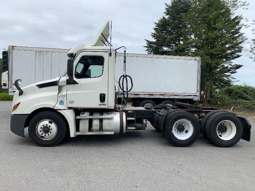 Day Cab Tractor-Heavy Duty Tractors-Freightliner-2019-T12664ST-Franklin-MA-392,312\n\t\tmiles-$ 34,250 - Image 4