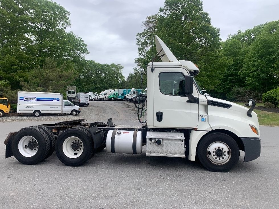 Day Cab Tractor-Heavy Duty Tractors-Freightliner-2019-T12664ST-Franklin-MA-392,312\n\t\tmiles-$ 34,250 - Image 8