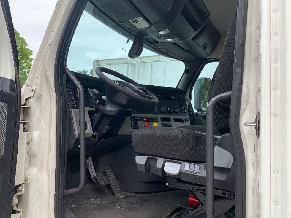 Day Cab Tractor-Heavy Duty Tractors-Freightliner-2019-T12664ST-Franklin-MA-392,312\n\t\tmiles-$ 34,250 - Image 9