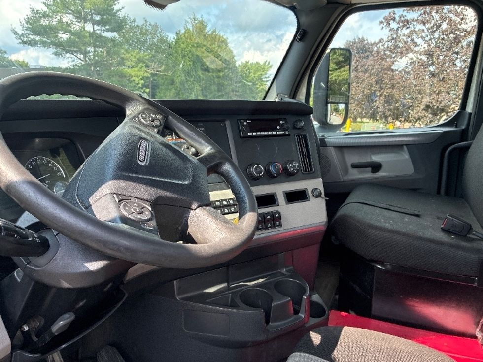 Day Cab Tractor-Heavy Duty Tractors-Freightliner-2019-T12664ST-Franklin-MA-454,536\n\t\tmiles-$ 39,000 - Image 10
