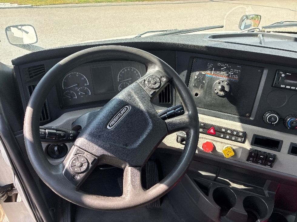 Day Cab Tractor-Heavy Duty Tractors-Freightliner-2019-T12664ST-Franklin-MA-454,536\n\t\tmiles-$ 39,000 - Image 11