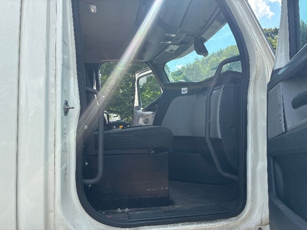 Day Cab Tractor-Heavy Duty Tractors-Freightliner-2019-T12664ST-Franklin-MA-454,536\n\t\tmiles-$ 39,000 - Image 12