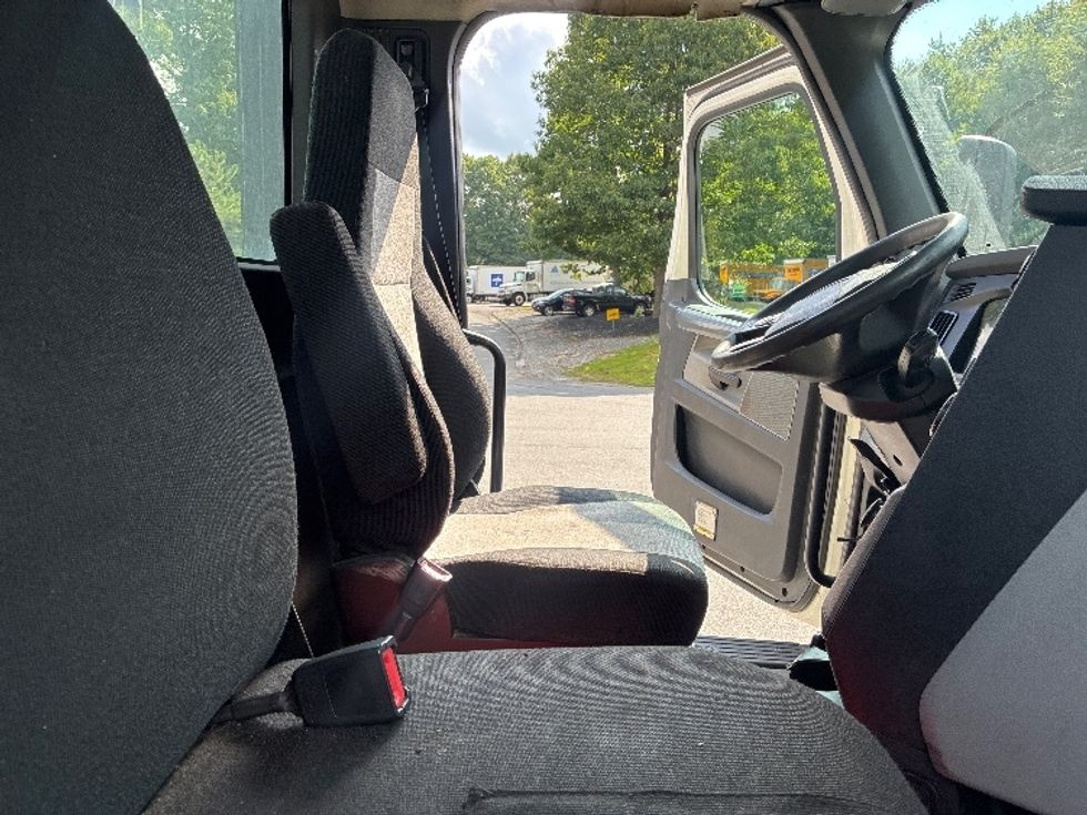 Day Cab Tractor-Heavy Duty Tractors-Freightliner-2019-T12664ST-Franklin-MA-454,536\n\t\tmiles-$ 39,000 - Image 14