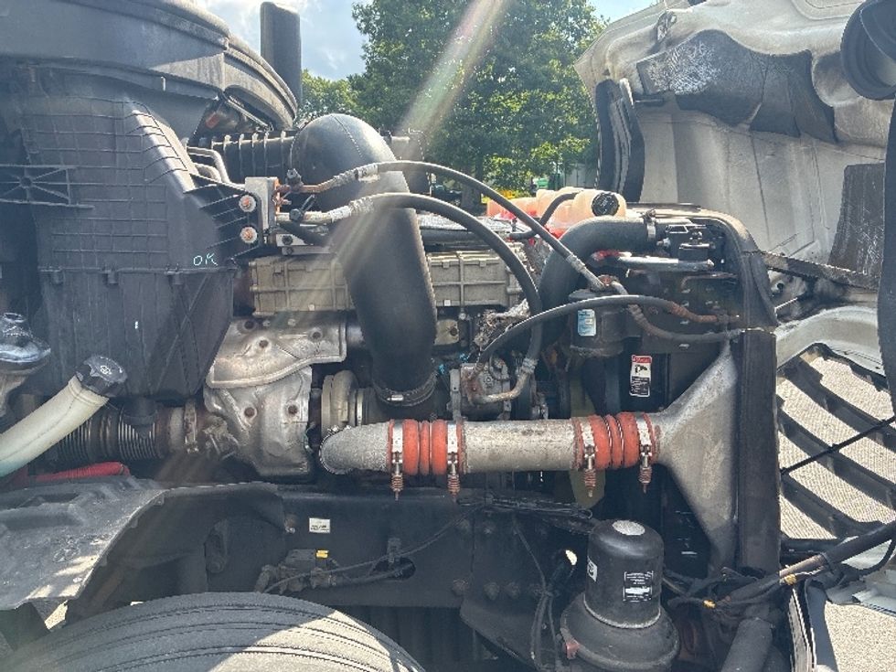 Day Cab Tractor-Heavy Duty Tractors-Freightliner-2019-T12664ST-Franklin-MA-454,536\n\t\tmiles-$ 39,000 - Image 15