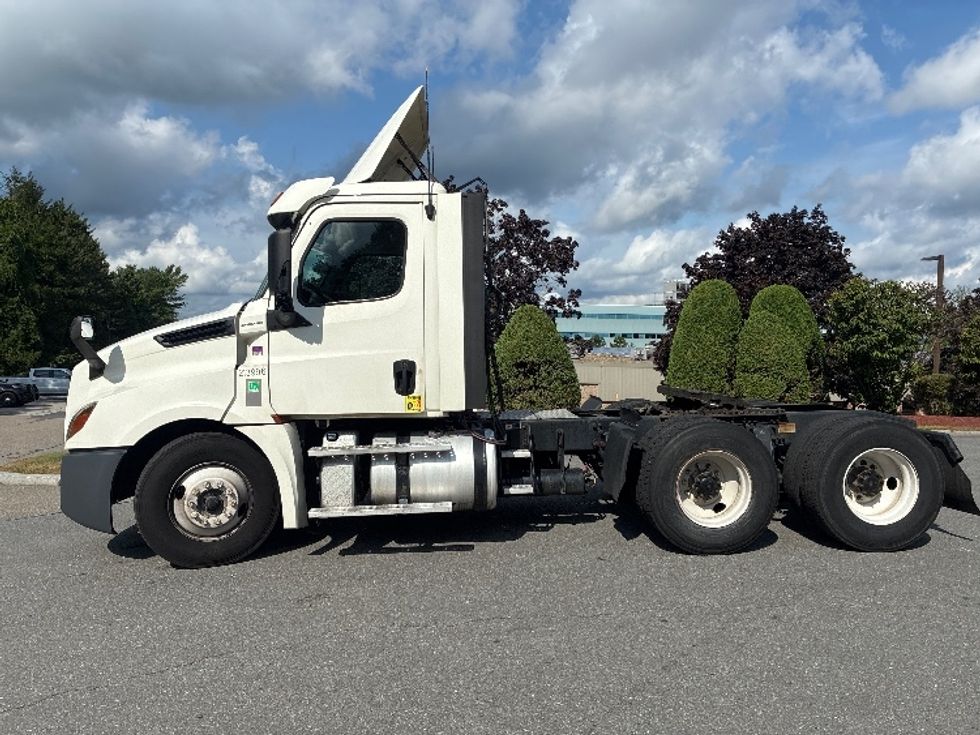 Day Cab Tractor-Heavy Duty Tractors-Freightliner-2019-T12664ST-Franklin-MA-454,536\n\t\tmiles-$ 39,000 - Image 4