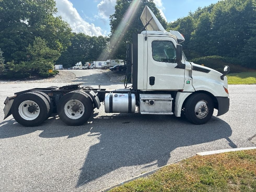 Day Cab Tractor-Heavy Duty Tractors-Freightliner-2019-T12664ST-Franklin-MA-454,536\n\t\tmiles-$ 39,000 - Image 8