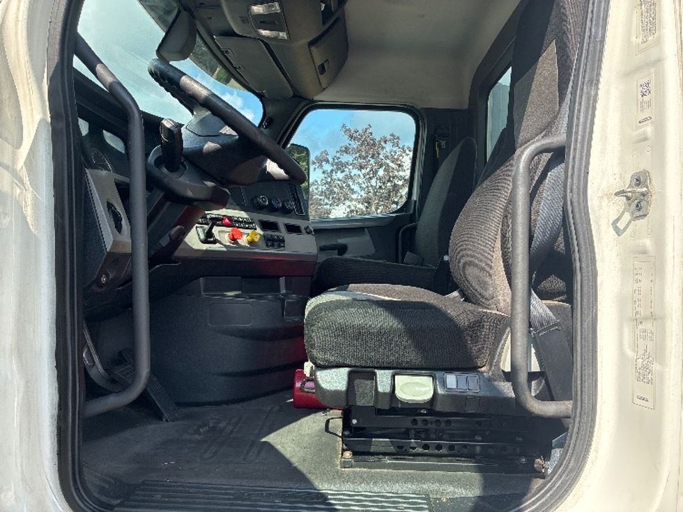 Day Cab Tractor-Heavy Duty Tractors-Freightliner-2019-T12664ST-Franklin-MA-454,536\n\t\tmiles-$ 39,000 - Image 9
