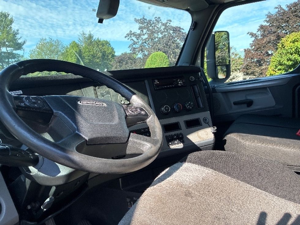 Day Cab Tractor-Heavy Duty Tractors-Freightliner-2019-T12664ST-Franklin-MA-473,491\n\t\tmiles-$ 38,750 - Image 10