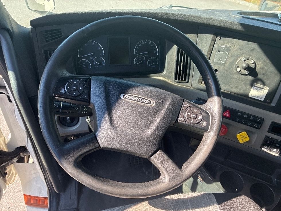 Day Cab Tractor-Heavy Duty Tractors-Freightliner-2019-T12664ST-Franklin-MA-473,491\n\t\tmiles-$ 38,750 - Image 11