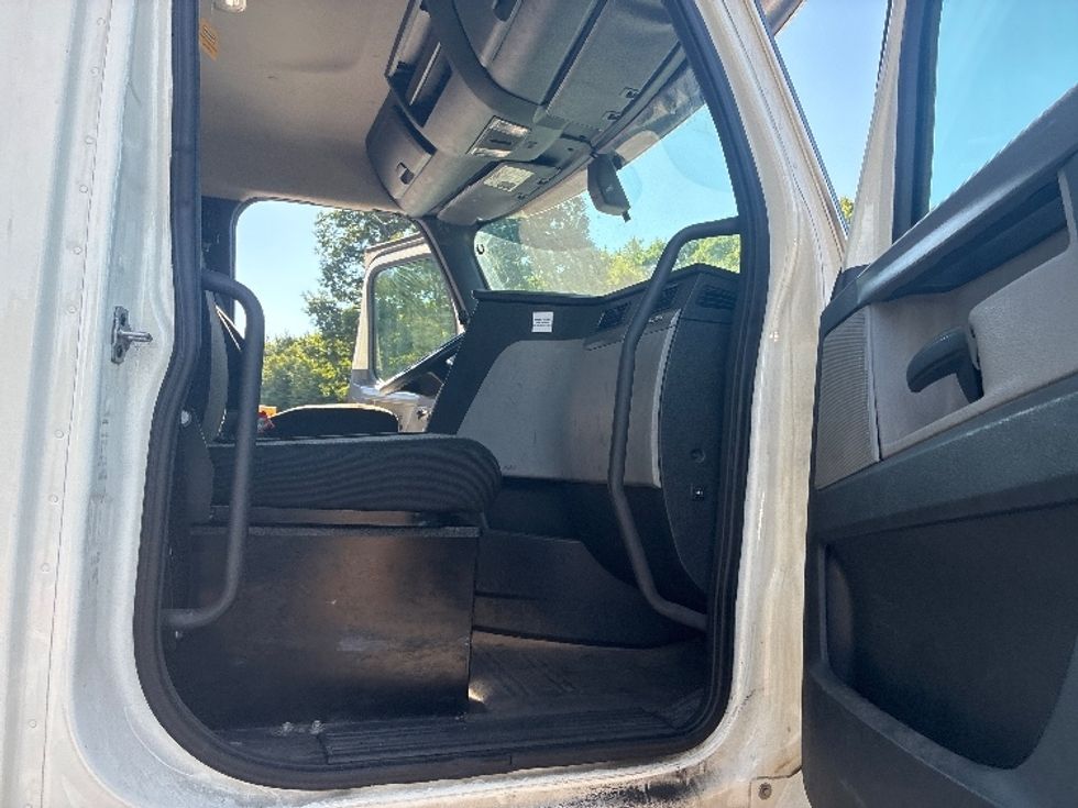 Day Cab Tractor-Heavy Duty Tractors-Freightliner-2019-T12664ST-Franklin-MA-473,491\n\t\tmiles-$ 38,750 - Image 12