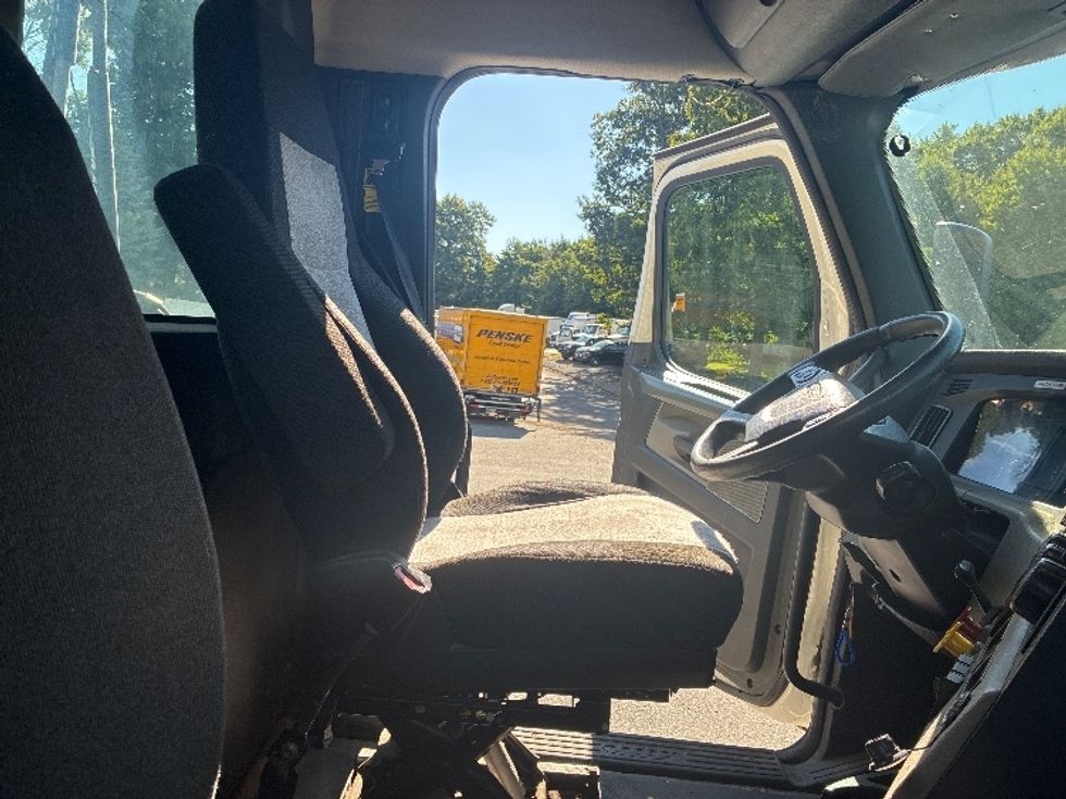 Day Cab Tractor-Heavy Duty Tractors-Freightliner-2019-T12664ST-Franklin-MA-473,491\n\t\tmiles-$ 38,750 - Image 14