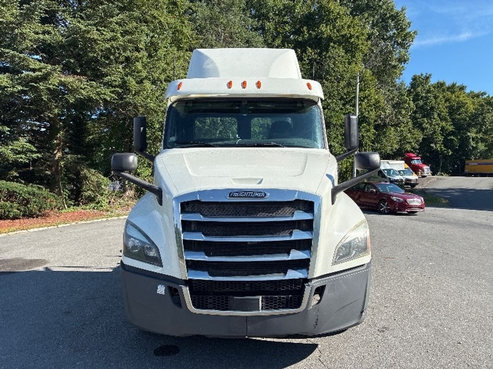 Day Cab Tractor-Heavy Duty Tractors-Freightliner-2019-T12664ST-Franklin-MA-473,491\n\t\tmiles-$ 38,750 - Image 2