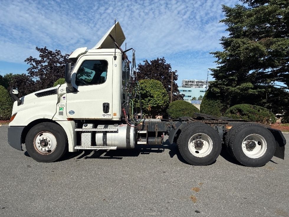 Day Cab Tractor-Heavy Duty Tractors-Freightliner-2019-T12664ST-Franklin-MA-473,491\n\t\tmiles-$ 38,750 - Image 4