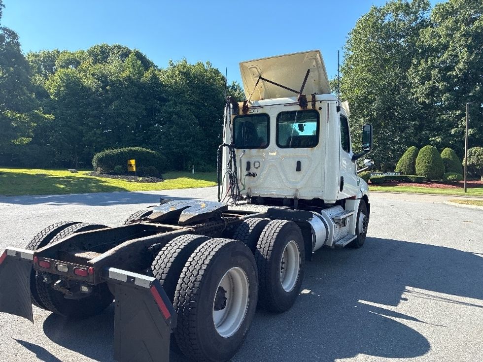 Day Cab Tractor-Heavy Duty Tractors-Freightliner-2019-T12664ST-Franklin-MA-473,491\n\t\tmiles-$ 38,750 - Image 7