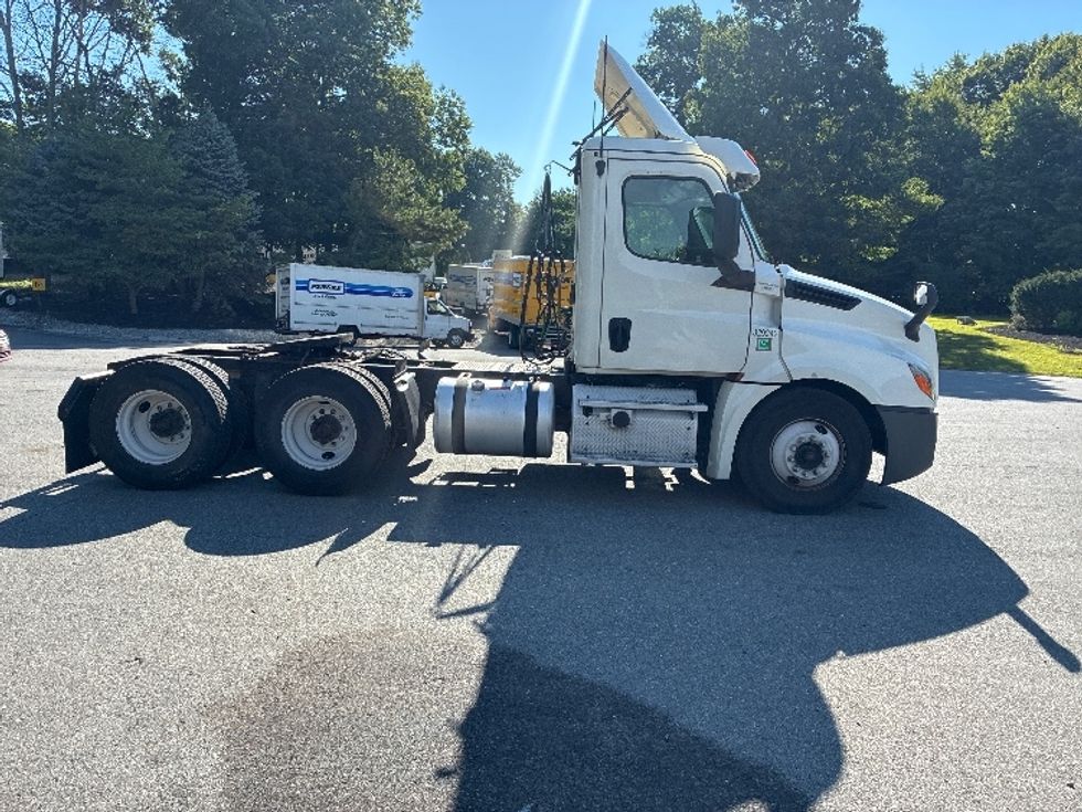 Day Cab Tractor-Heavy Duty Tractors-Freightliner-2019-T12664ST-Franklin-MA-473,491\n\t\tmiles-$ 38,750 - Image 8
