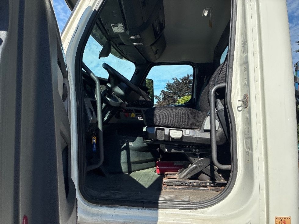Day Cab Tractor-Heavy Duty Tractors-Freightliner-2019-T12664ST-Franklin-MA-473,491\n\t\tmiles-$ 38,750 - Image 9