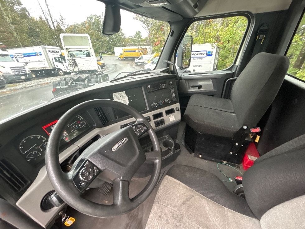 Day Cab Tractor-Heavy Duty Tractors-Freightliner-2019-T12664ST-Franklin-MA-509,318\n\t\tmiles-$ 33,500 - Image 10