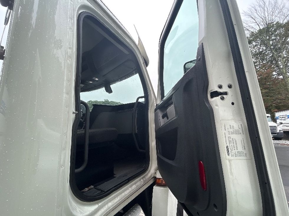 Day Cab Tractor-Heavy Duty Tractors-Freightliner-2019-T12664ST-Franklin-MA-509,318\n\t\tmiles-$ 33,500 - Image 12