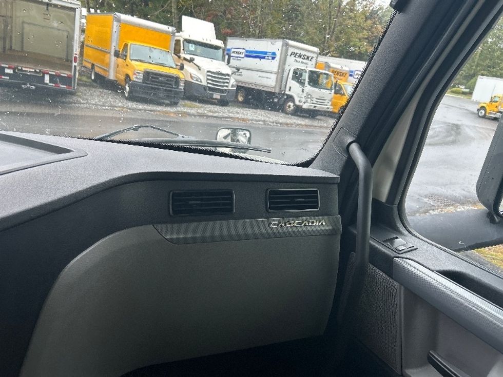 Day Cab Tractor-Heavy Duty Tractors-Freightliner-2019-T12664ST-Franklin-MA-509,318\n\t\tmiles-$ 33,500 - Image 13