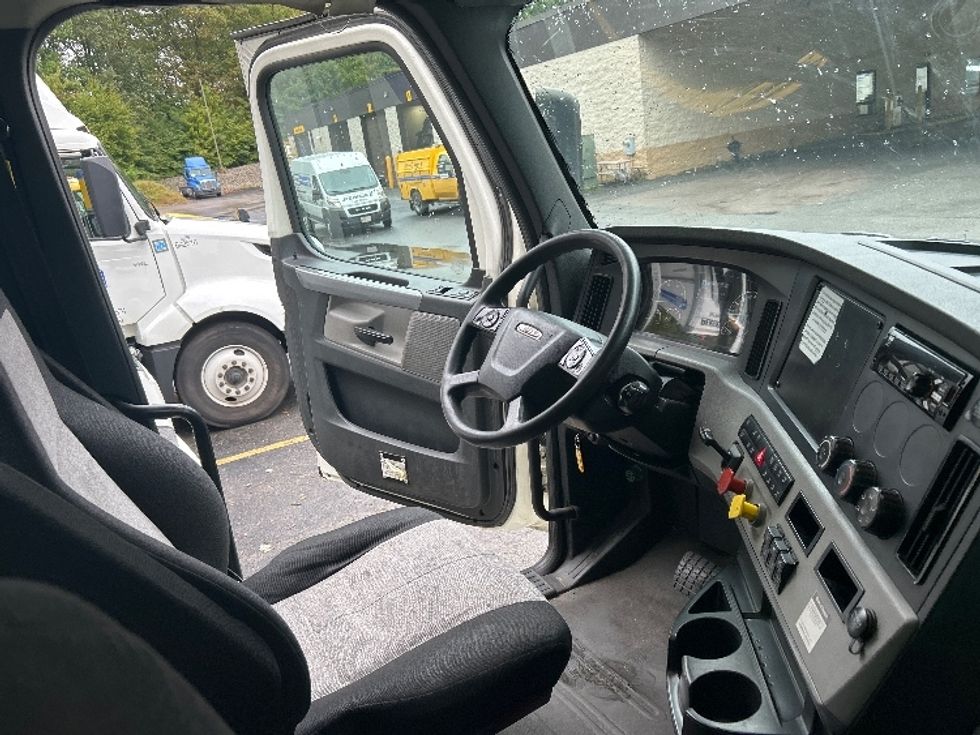Day Cab Tractor-Heavy Duty Tractors-Freightliner-2019-T12664ST-Franklin-MA-509,318\n\t\tmiles-$ 33,500 - Image 14