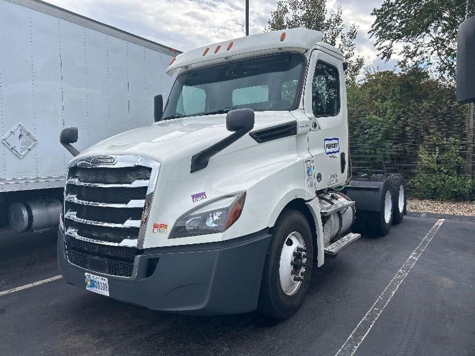 Day Cab Tractor-Heavy Duty Tractors-Freightliner-2019-T12664ST-Franklin-MA-509,318\n\t\tmiles-$ 33,500 - Image 3