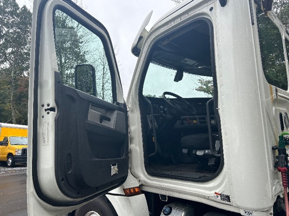 Day Cab Tractor-Heavy Duty Tractors-Freightliner-2019-T12664ST-Franklin-MA-509,318\n\t\tmiles-$ 33,500 - Image 9