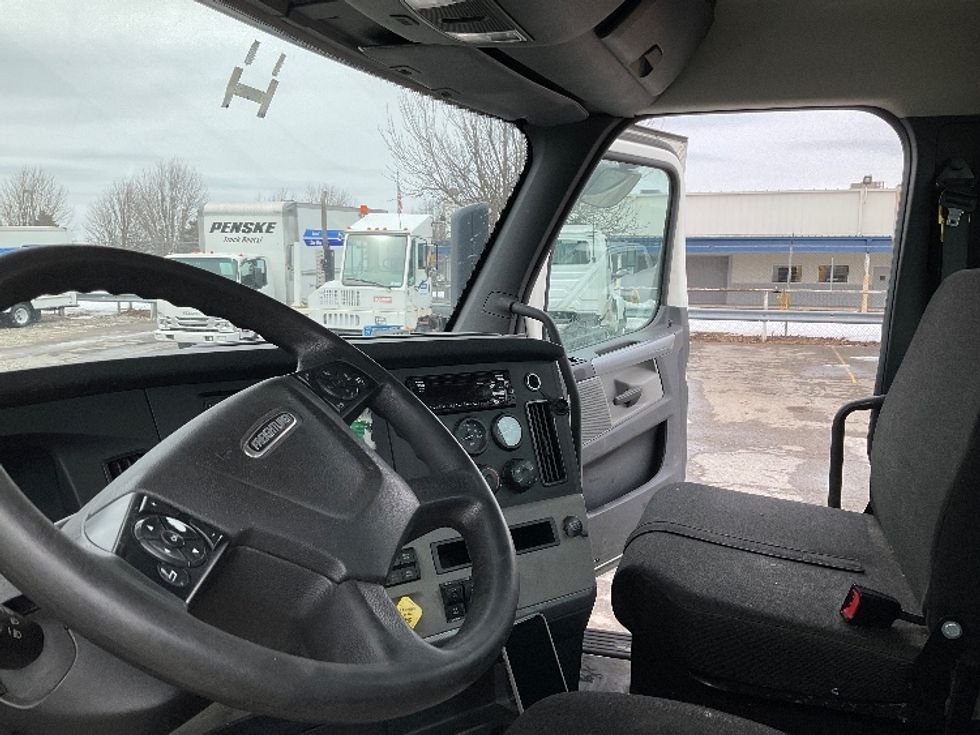Day Cab Tractor-Heavy Duty Tractors-Freightliner-2019-T12664ST-Fredonia-NY-255,649\n\t\tmiles-$ 52,250 - Image 10