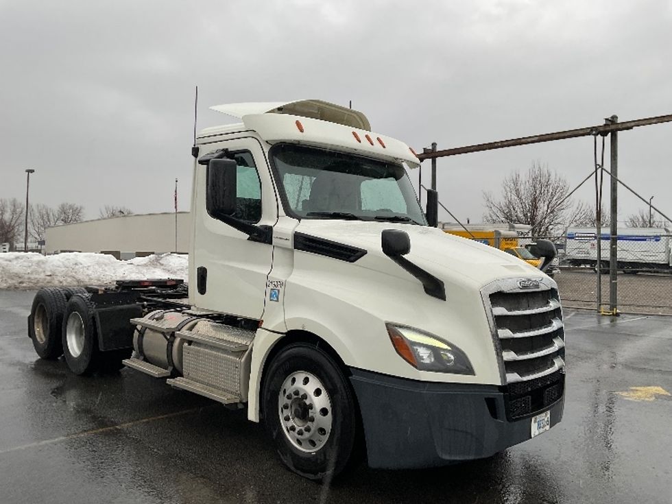 Day Cab Tractor-Heavy Duty Tractors-Freightliner-2019-T12664ST-Fredonia-NY-296,605\n\t\tmiles-$ 48,250 - Image 1