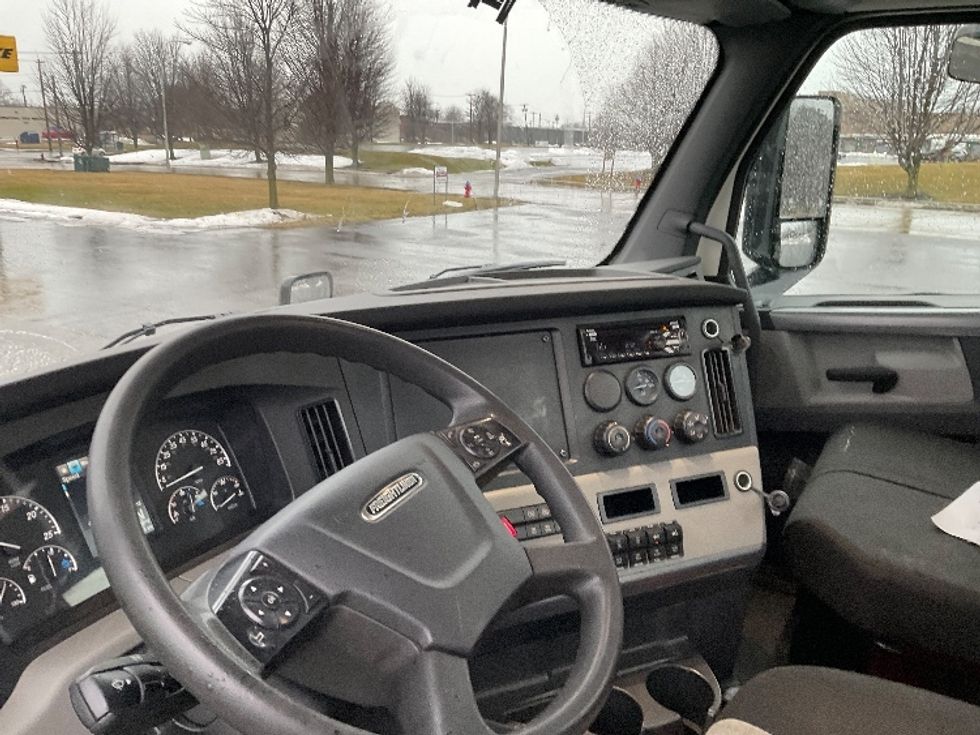 Day Cab Tractor-Heavy Duty Tractors-Freightliner-2019-T12664ST-Fredonia-NY-296,605\n\t\tmiles-$ 48,250 - Image 10