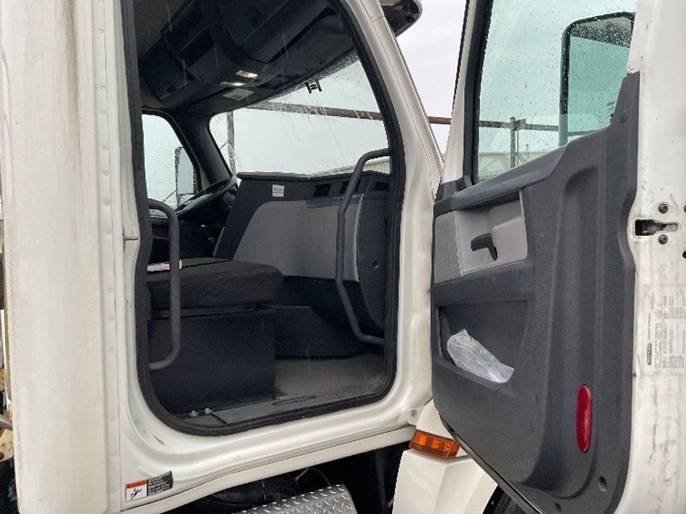 Day Cab Tractor-Heavy Duty Tractors-Freightliner-2019-T12664ST-Fredonia-NY-296,605\n\t\tmiles-$ 48,250 - Image 12