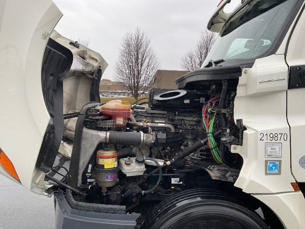 Day Cab Tractor-Heavy Duty Tractors-Freightliner-2019-T12664ST-Fredonia-NY-296,605\n\t\tmiles-$ 48,250 - Image 16