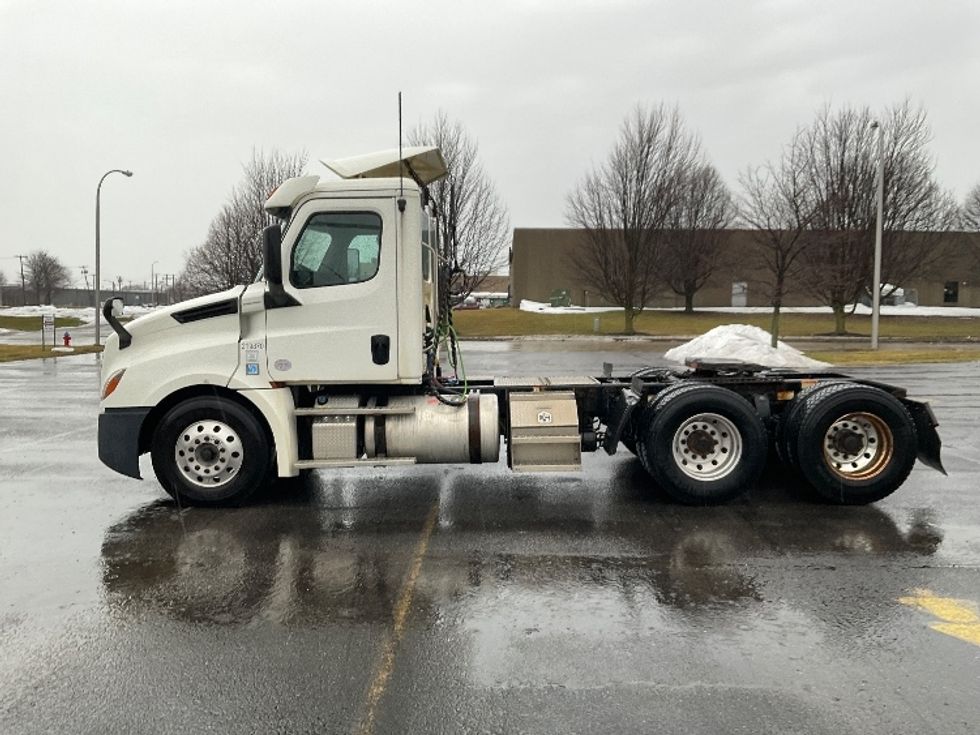 Day Cab Tractor-Heavy Duty Tractors-Freightliner-2019-T12664ST-Fredonia-NY-296,605\n\t\tmiles-$ 48,250 - Image 4
