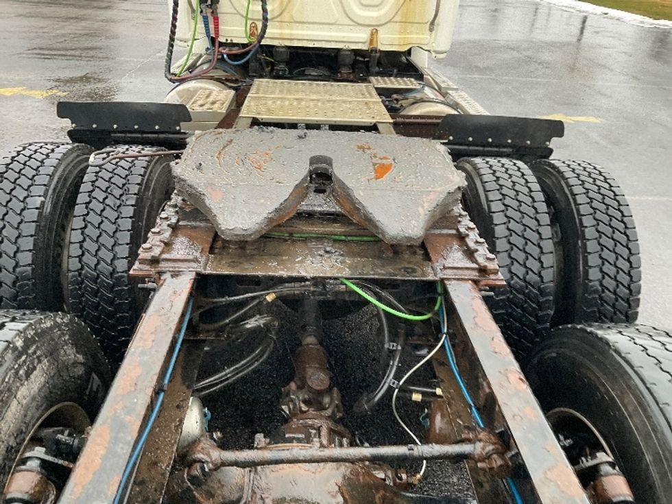 Day Cab Tractor-Heavy Duty Tractors-Freightliner-2019-T12664ST-Fredonia-NY-296,605\n\t\tmiles-$ 48,250 - Image 6