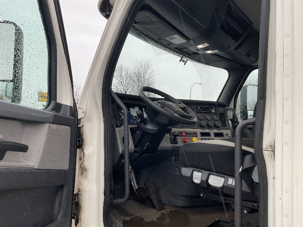 Day Cab Tractor-Heavy Duty Tractors-Freightliner-2019-T12664ST-Fredonia-NY-296,605\n\t\tmiles-$ 48,250 - Image 9