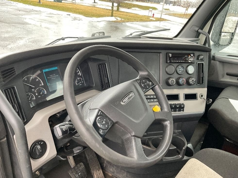 2019 Freightliner Cascadia 126" Day cab photo 10