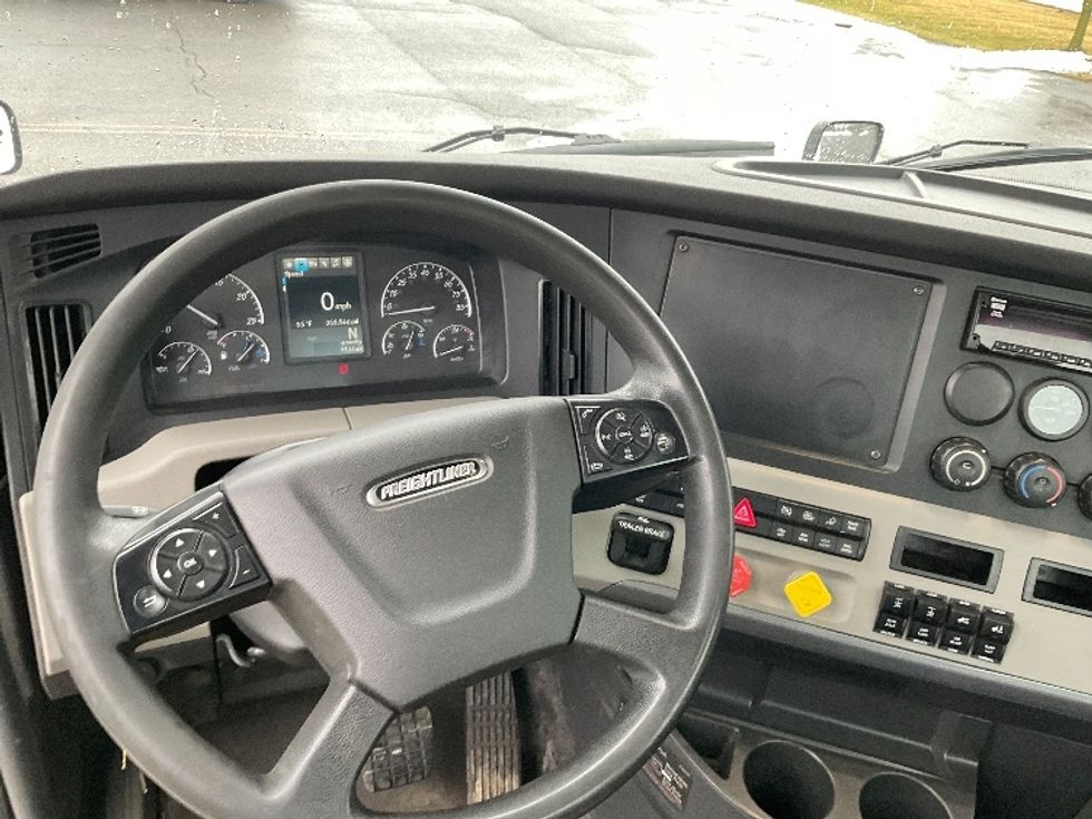 2019 Freightliner Cascadia 126" Day cab photo 11