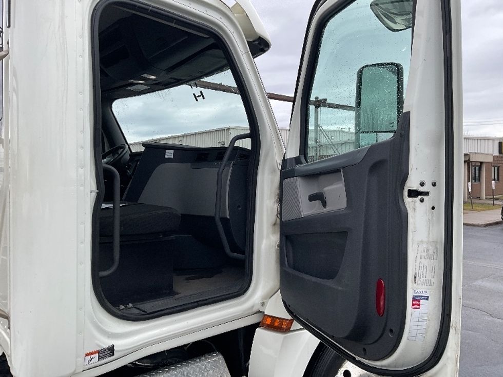 2019 Freightliner Cascadia 126" Day cab photo 12