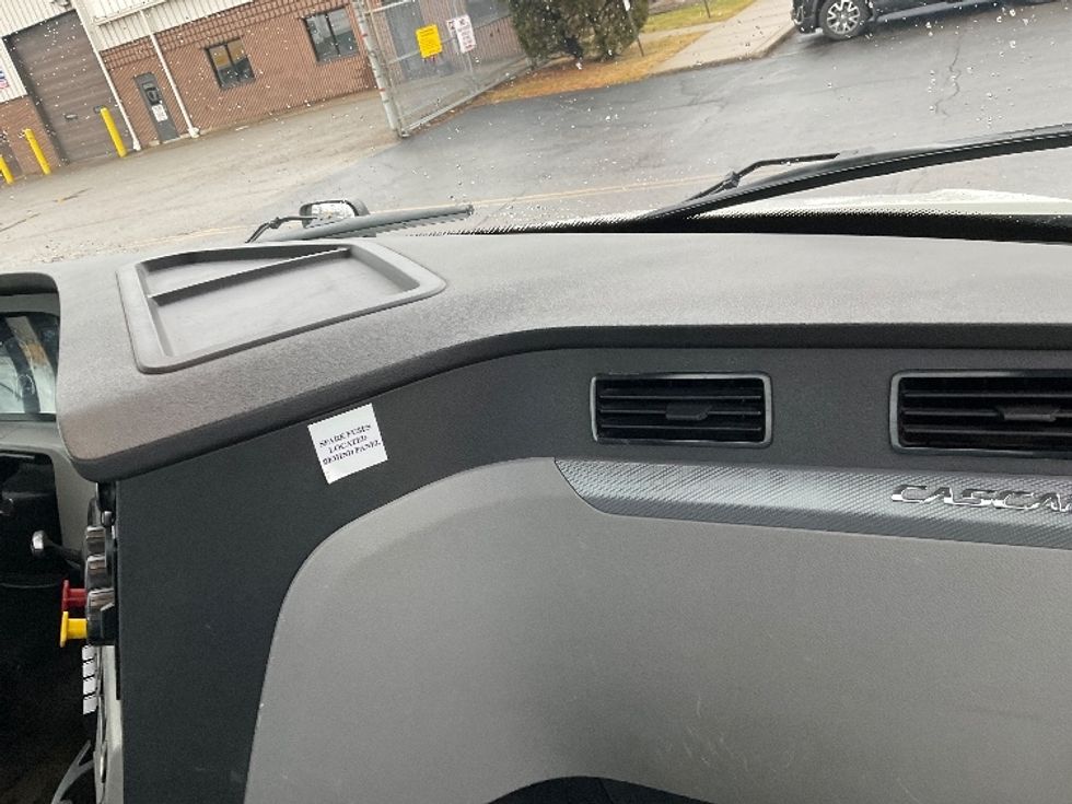2019 Freightliner Cascadia 126" Day cab photo 13