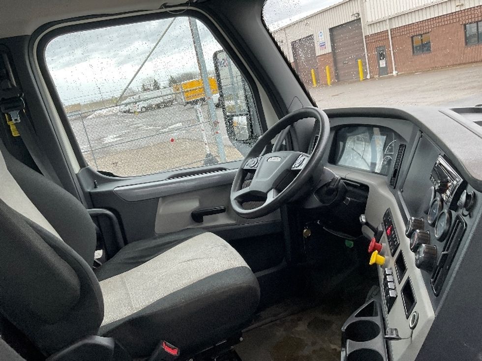 2019 Freightliner Cascadia 126" Day cab photo 14
