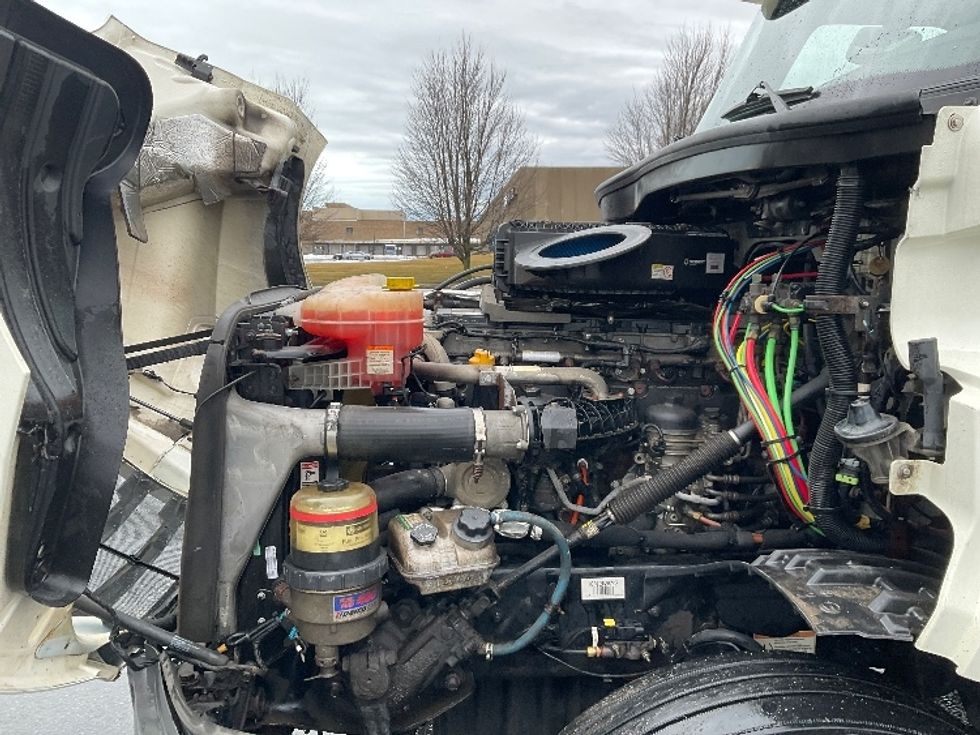 2019 Freightliner Cascadia 126" Day cab photo 16