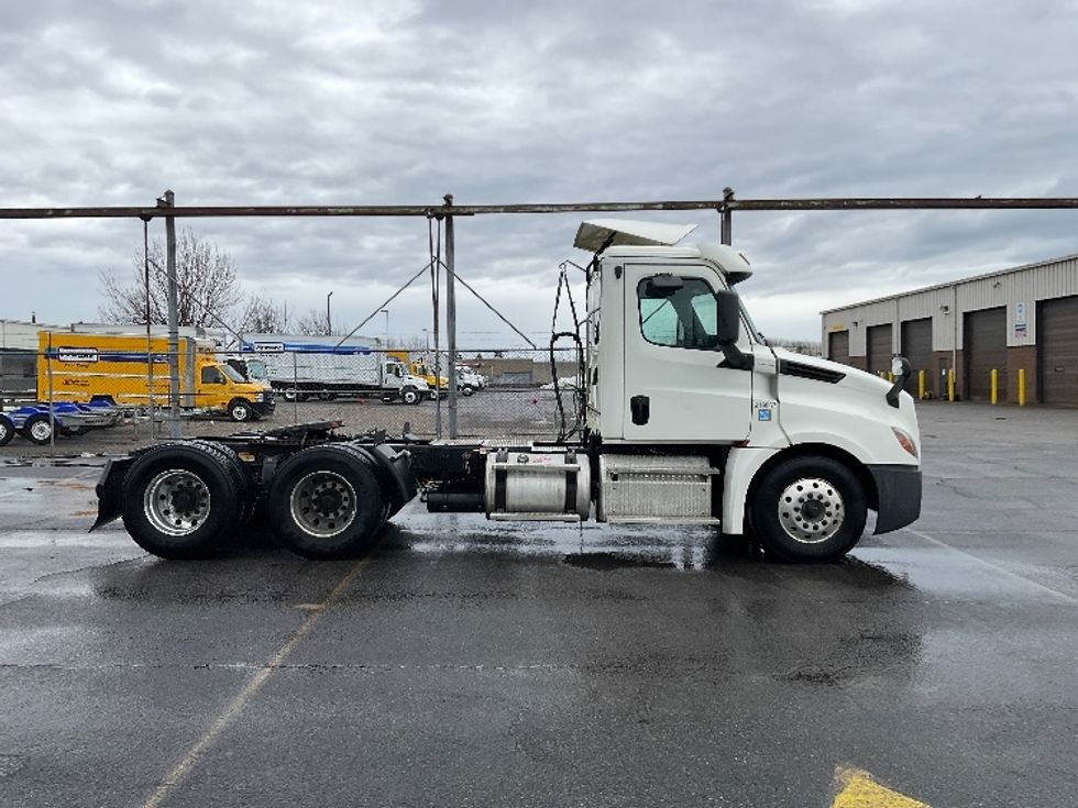 2019 Freightliner Cascadia 126" Day cab photo 8