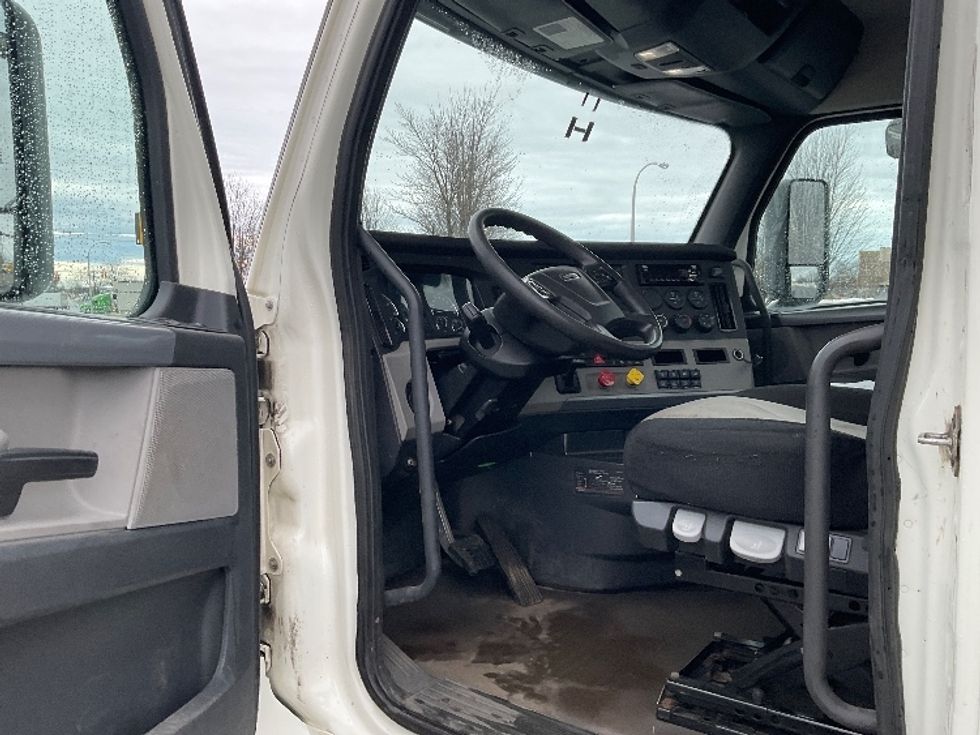 2019 Freightliner Cascadia 126" Day cab photo 9