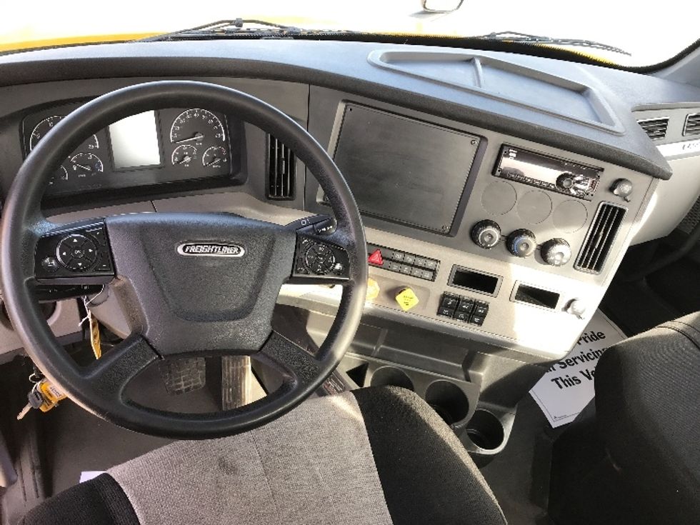 Day Cab Tractor-Heavy Duty Tractors-Freightliner-2019-T12664ST-Fredonia-NY-489,379\n\t\tmiles-$ 29,000 - Image 11