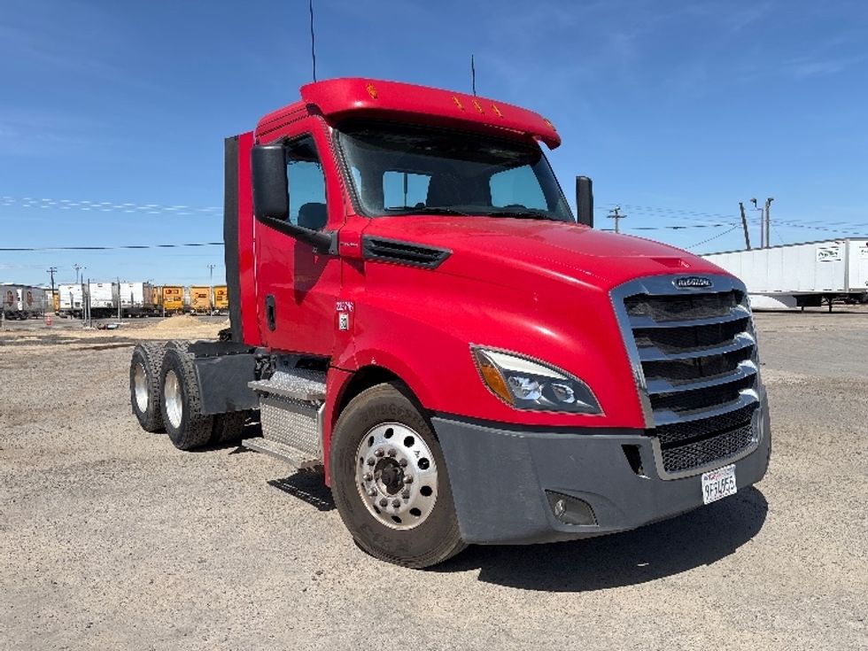 Day Cab Tractor-Heavy Duty Tractors-Freightliner-2019-T12664ST-Fresno-CA-116,683\n\t\tmiles-$ 55,500 - Image 1