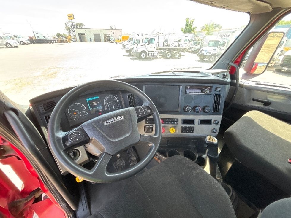 Day Cab Tractor-Heavy Duty Tractors-Freightliner-2019-T12664ST-Fresno-CA-116,683\n\t\tmiles-$ 55,500 - Image 11