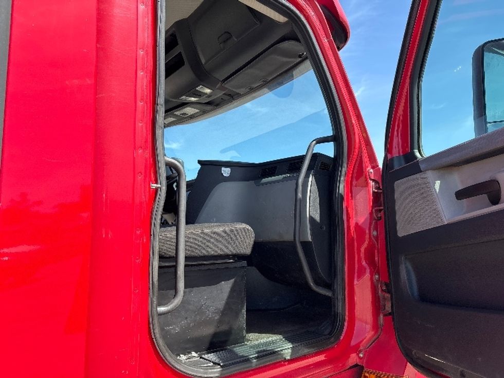 Day Cab Tractor-Heavy Duty Tractors-Freightliner-2019-T12664ST-Fresno-CA-116,683\n\t\tmiles-$ 55,500 - Image 12