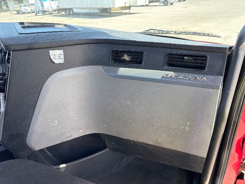 Day Cab Tractor-Heavy Duty Tractors-Freightliner-2019-T12664ST-Fresno-CA-116,683\n\t\tmiles-$ 55,500 - Image 13